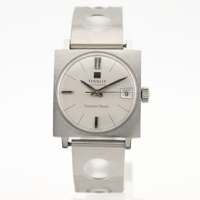 gros plan d'une montre-bracelet sur une surface blanche