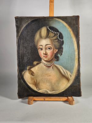 Ecole du XIXe siècle. Portrait de femme au collier de perles. Huile su