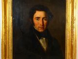 portrait d'un homme vêtu d'un manteau noir et d'un nœud papillon