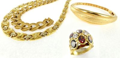 deux bijoux, dont une bague, un bracelet et une bague