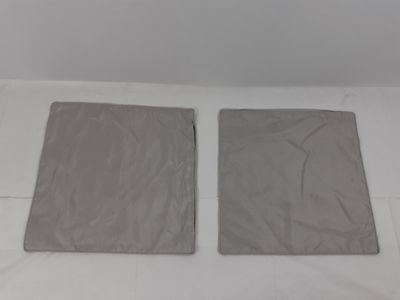 deux morceaux de tissu posés l'un à côté de l'autre sur un lit
