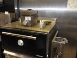 une cuisinière située au milieu d'une cuisine