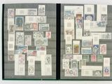 un livre avec un grand nombre de timbres différents
