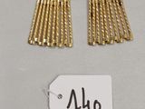 deux paires de boucles d'oreilles en or avec des franges et une étiquette de prix