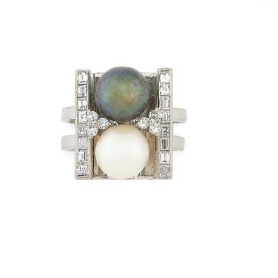 une image représentant une bague ornée d'une perle et de diamants sur fond blanc