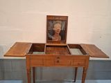 une petite table sur laquelle est posé un tableau