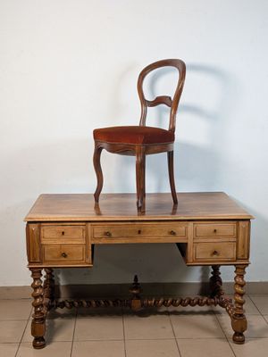 Bureau rectangulaire en noyer ouvrant par cinq tiroirs, repo…