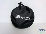 un gros plan d'un sac orné d'un logo