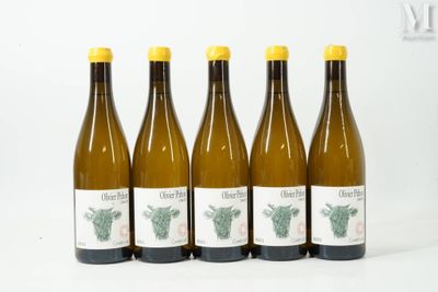 quatre bouteilles de vin sont alignées sur une surface blanche