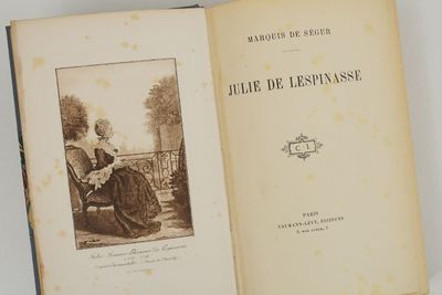 un livre sur lequel figure la photo d'une femme assise sur un banc