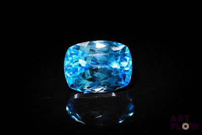 gros plan d'un diamant bleu sur une surface noire