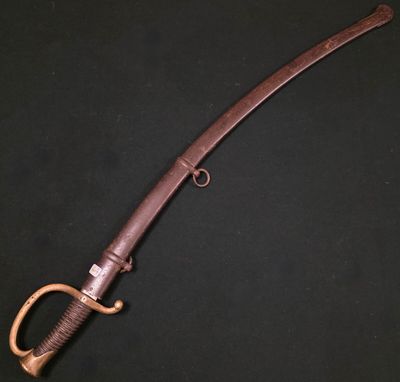 un vieux couteau posé sur une surface noire, avec un manche marron