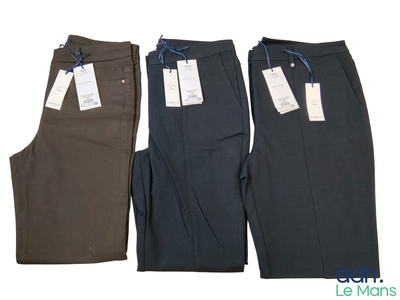 trois paires de pantalons pour homme, encore étiquetés, sur fond blanc