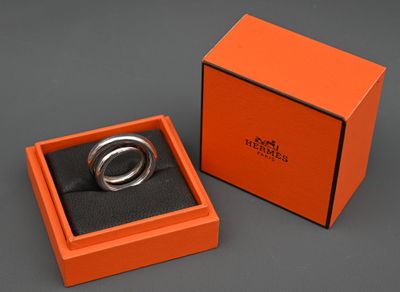 une boîte orange contenant une bague, posée sur une table