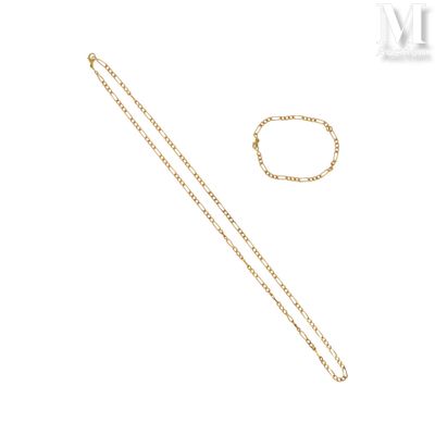 un gros plan d'un collier et d'une paire de ciseaux sur fond blanc