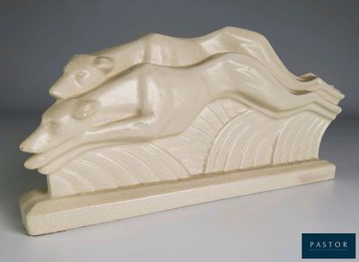 une image représentant une sculpture de cheval sur une surface blanche