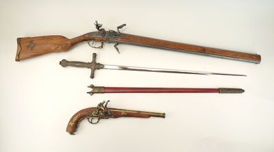 Plusieurs types d'armes sont exposés sur une surface blanche