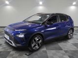 un SUV Hyundai Kona bleu de 2021 garé sur un sol à damier