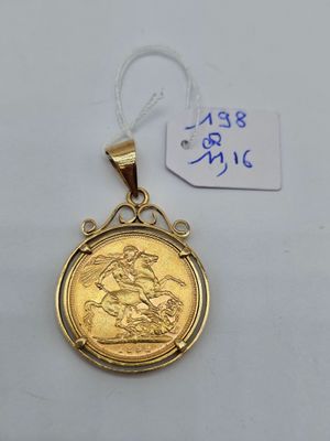 gros plan d'une médaille d'or sur une surface blanche