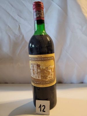une bouteille de vin posée sur une table