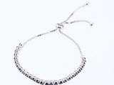 gros plan d'un bracelet sur fond blanc