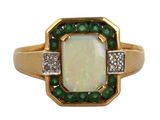 une bague en or jaune 18 carats sertie d'un oplite et d'un diamant