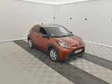 Une Toyota C-HRX orange garée dans un garage au sol à damier