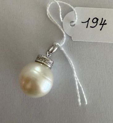 Pendentif en or gris, rehaussé d'une importante Perle blanch…