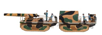 deux maquettes d'un char sur lequel se tient un homme