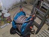 une photo d'une pièce avec une échelle, des échelles et un tuyau d'arrosage