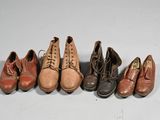 Plusieurs paires de chaussures sont alignées sur une surface blanche