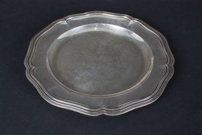 plat rond à contours en argent, poinçon minerve. - Photo 1