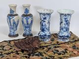 trois vases posés sur un tapis, sur une table