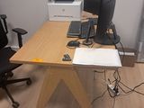 un bureau équipé d'un ordinateur et d'une imprimante