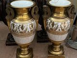 deux vases posés l'un à côté de l'autre sur le sol