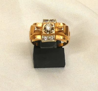 l'image d'une bague en or ornée de diamants