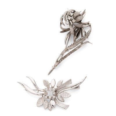 paire de broches en argent représentant des fleurs et des feuilles sur fond blanc