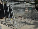 une grande cage métallique posée à même le sol