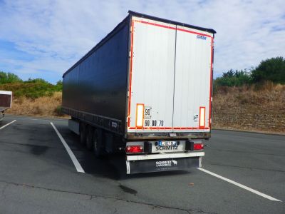 un camion qui roule sur la route dans le parking