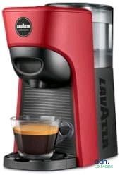 gros plan d'une cafetière avec une tasse de café