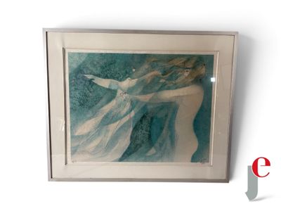 Un tableau représentant une femme en robe blanche est accroché au mur.