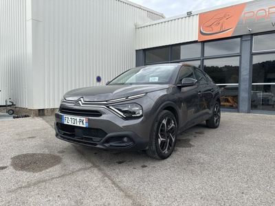 une voiture grise garée devant un bâtiment