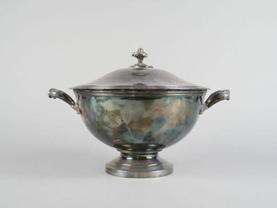 un bol antique en métal argenté avec un couvercle et des poignées