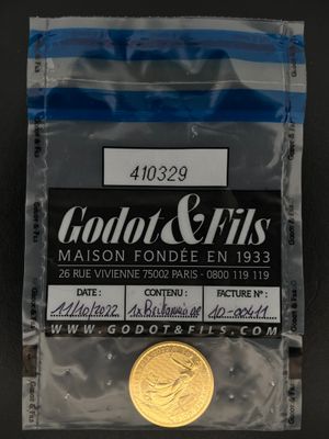 un gros plan d'une pièce de monnaie dans un sachet en plastique posé sur une table