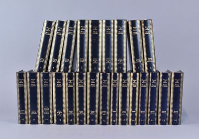 une pile de livres bleus empilés les uns sur les autres