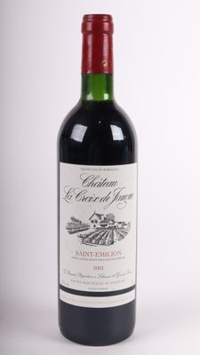 une bouteille de vin posée sur une table