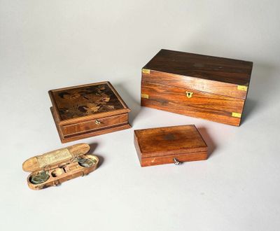 trois boîtes en bois et une petite boîte en bois posées sur une surface blanche