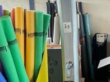Les stylos aux couleurs vives se trouvent dans un récipient bleu, dans un garage.