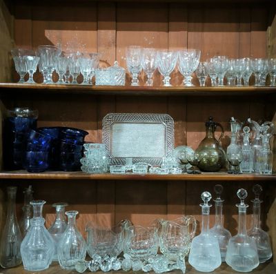 une étagère en bois remplie de verreries et de vases