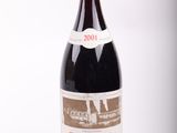une bouteille de vin posée sur une table
